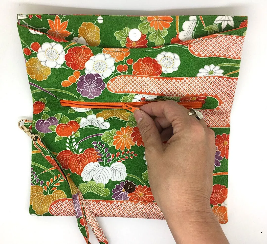Kuukou Folding Wristlet Clutch 5298D
