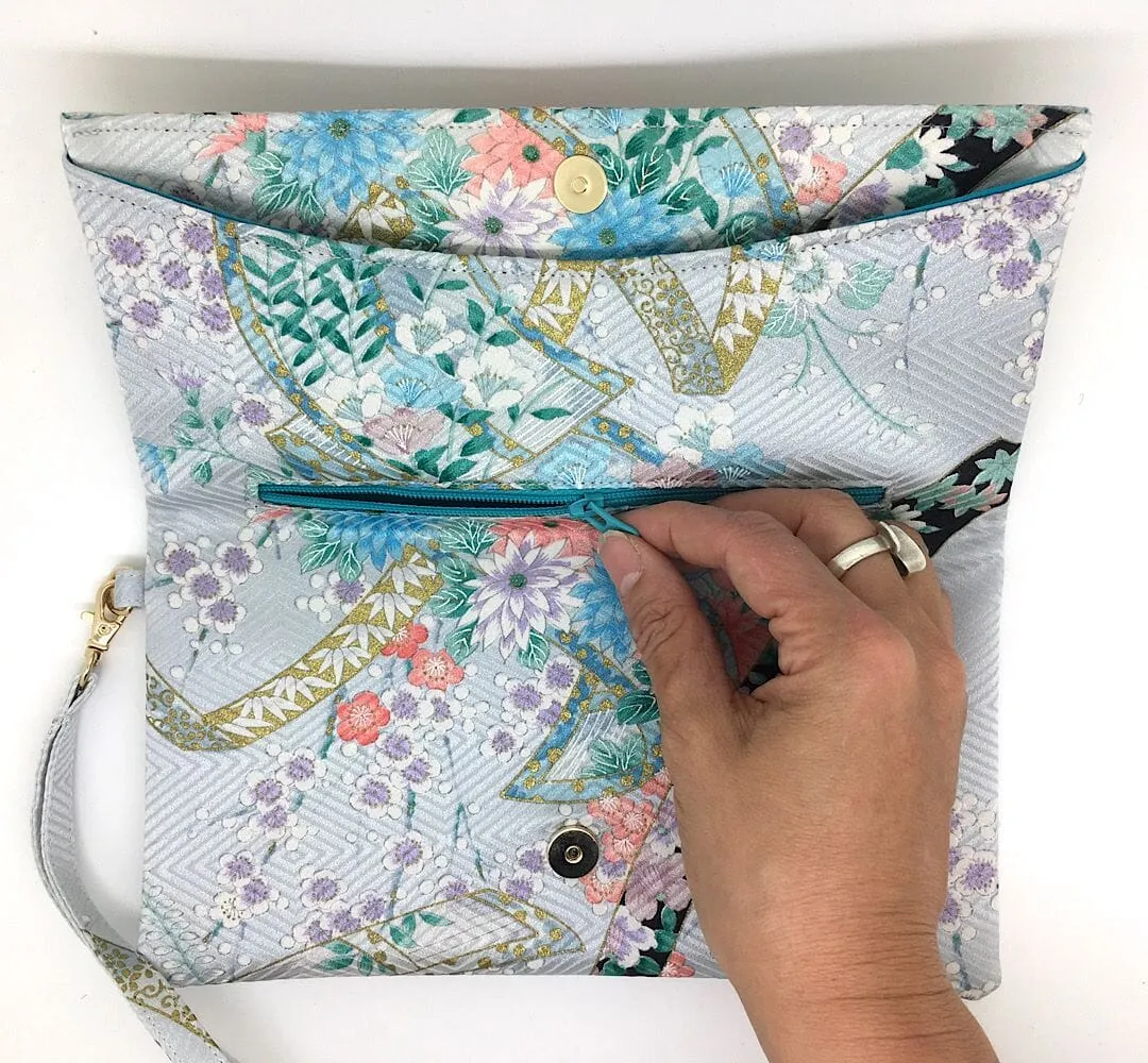 Kuukou Folding Wristlet Clutch 5536B