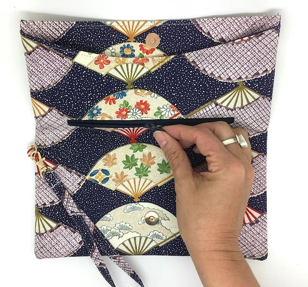 Kuukou Folding Wristlet Clutch 5570B