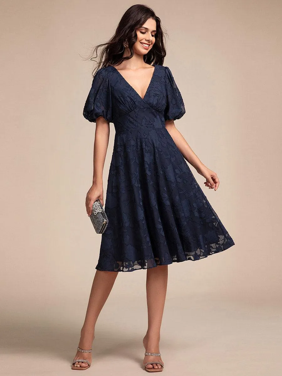Robe d'invitée de mariage mi-longue à col en V et manches courtes
