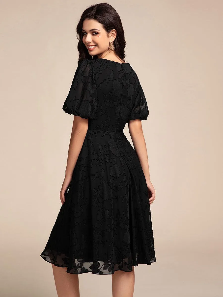 Robe d'invitée de mariage mi-longue à col en V et manches courtes