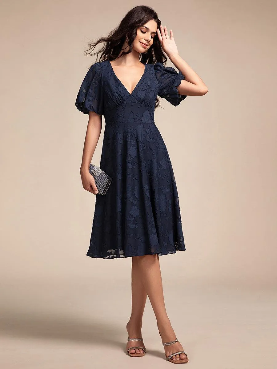 Robe d'invitée de mariage mi-longue à col en V et manches courtes