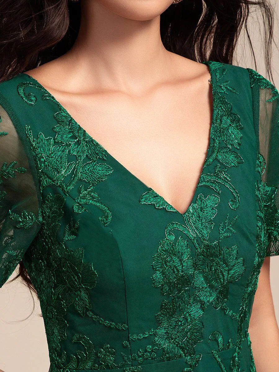 Robe d'invitée de mariage mi-longue à manches courtes et col en V double en maille brodée