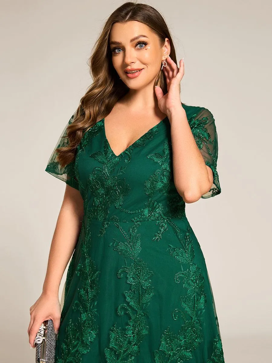 Robe d'invitée de mariage mi-longue à manches courtes et col en V double en maille brodée