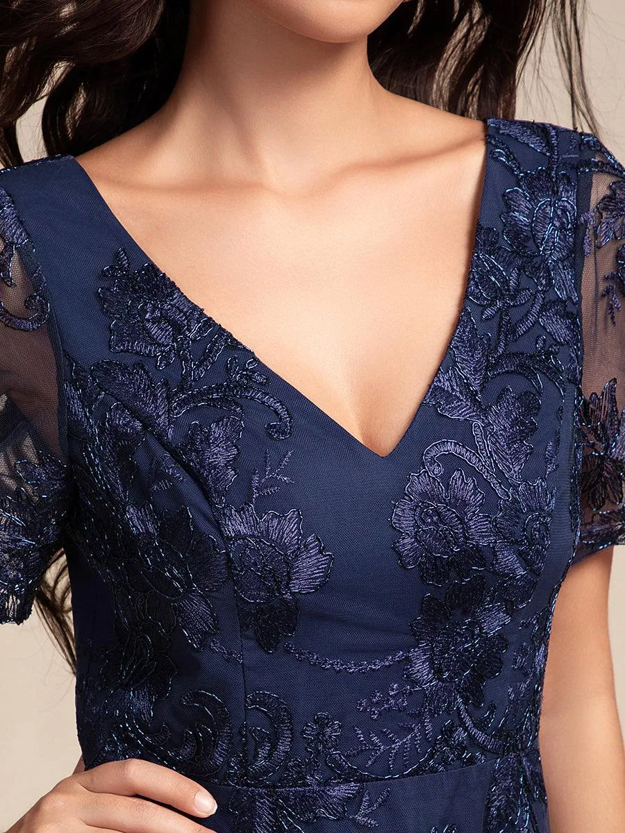 Robe d'invitée de mariage mi-longue à manches courtes et col en V double en maille brodée