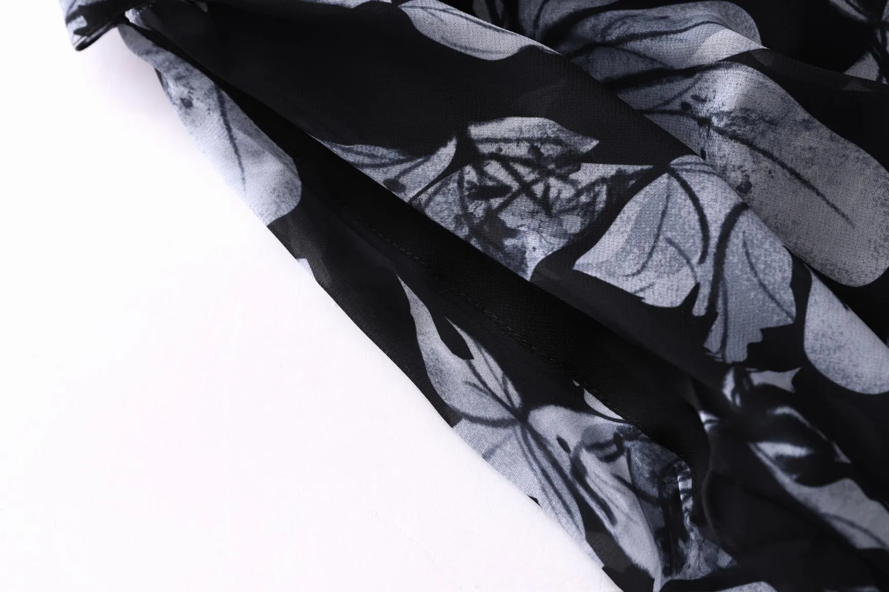 Slim-Fitting Floral Print Blouse for Women with Elegant Rose Design