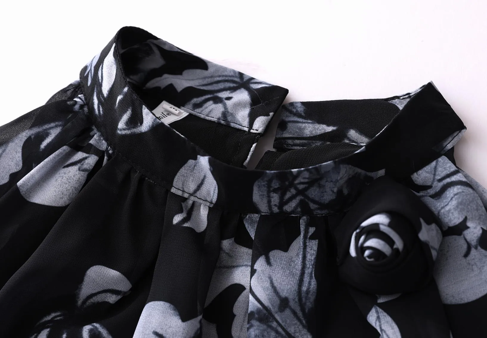 Slim-Fitting Floral Print Blouse for Women with Elegant Rose Design