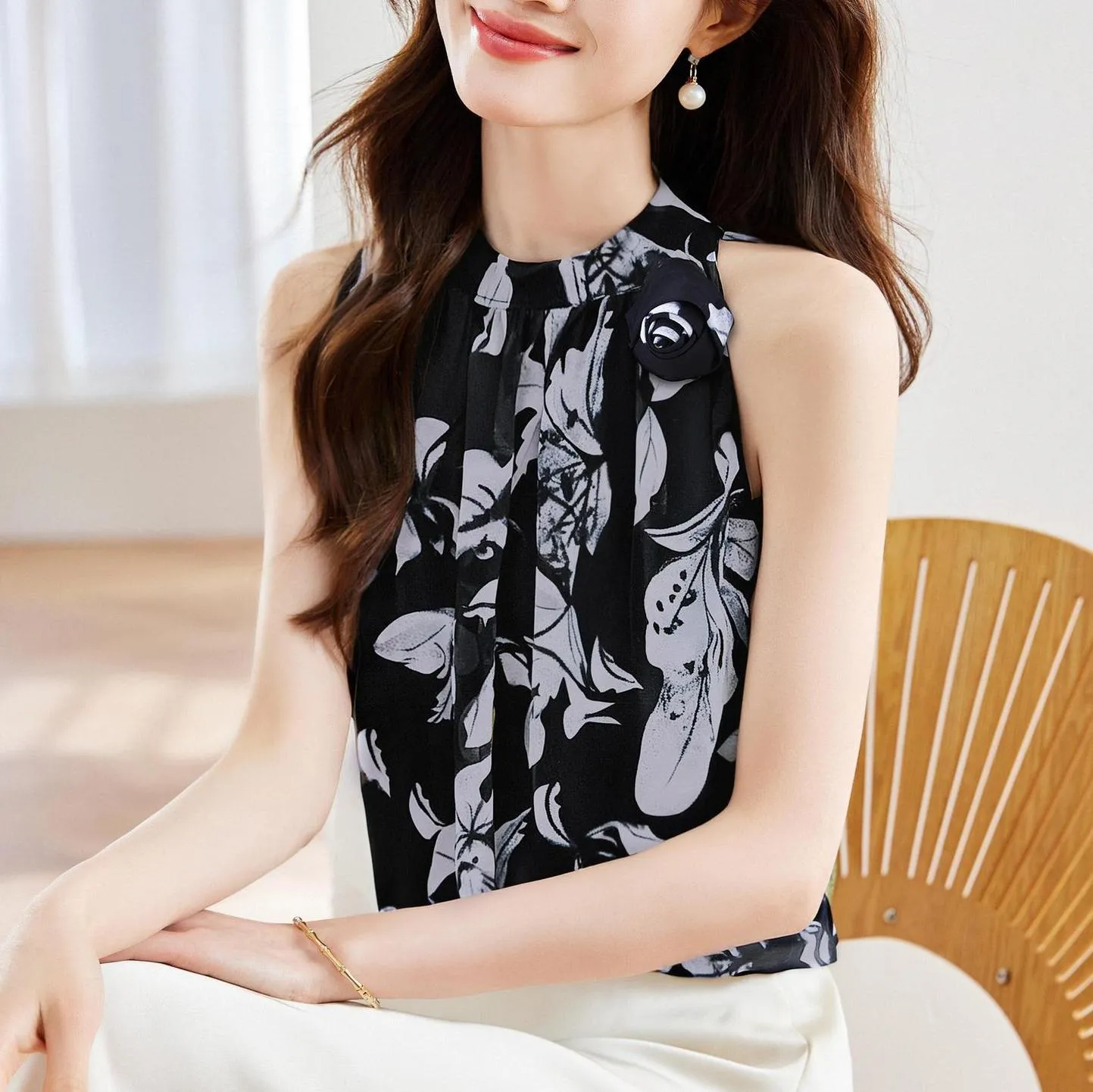 Slim-Fitting Floral Print Blouse for Women with Elegant Rose Design