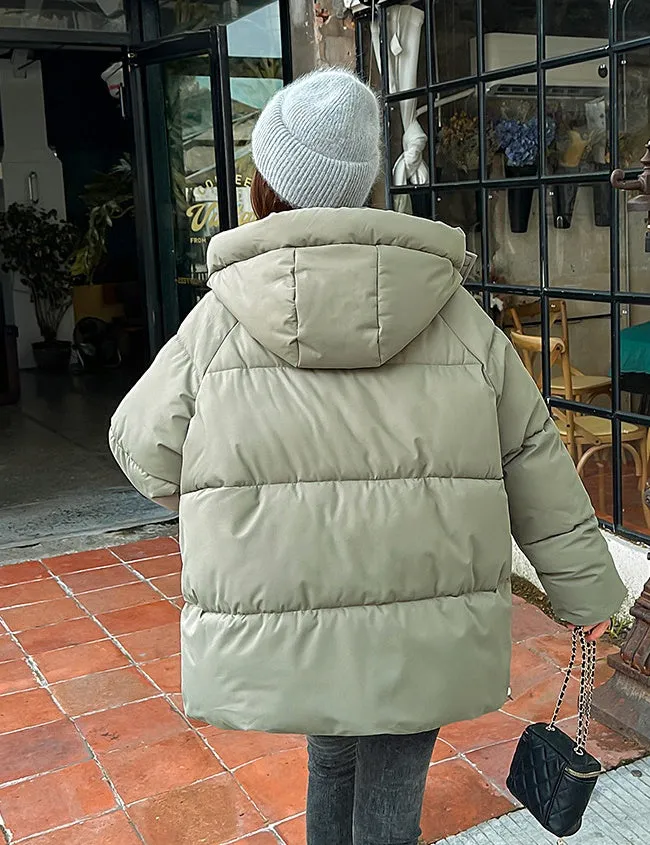 Stylish hooded puffer jacket for women with a relaxed-fit and zip-up closure