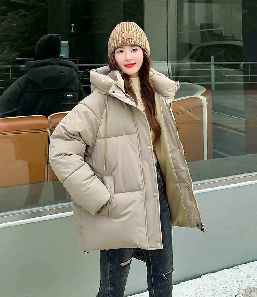 Stylish hooded puffer jacket for women with a relaxed-fit and zip-up closure