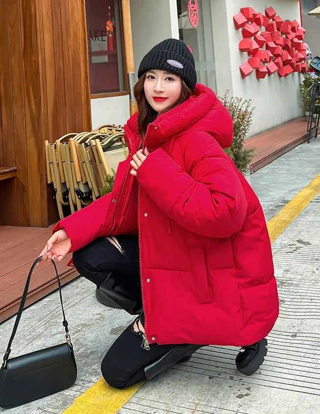 Stylish hooded puffer jacket for women with a relaxed-fit and zip-up closure