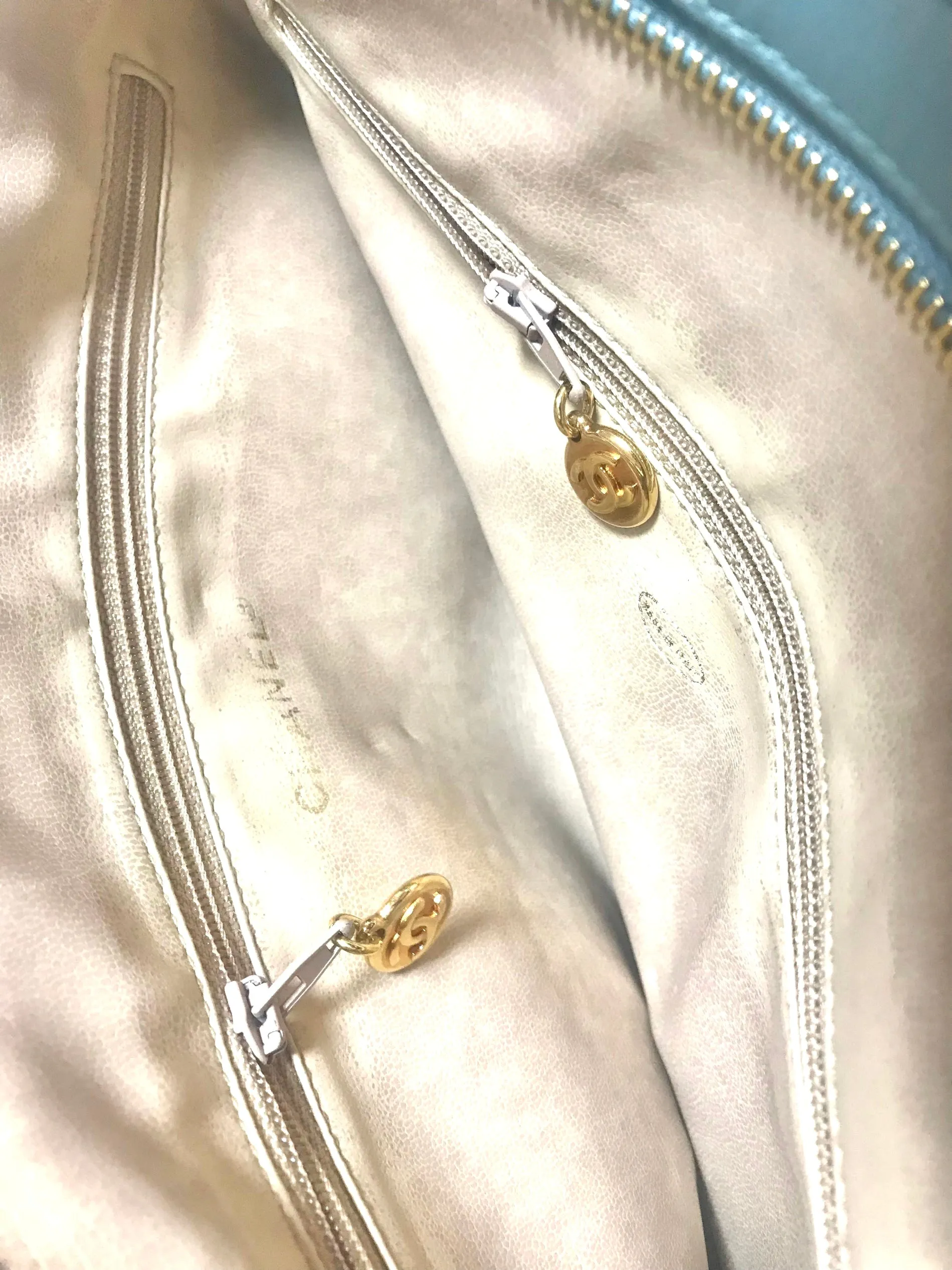 Vintage CHANEL Japanese kimono design jacquard fabric and blue leathers shoulder bag with golden CC charm. One-of-a-kind purse. 0405031re3