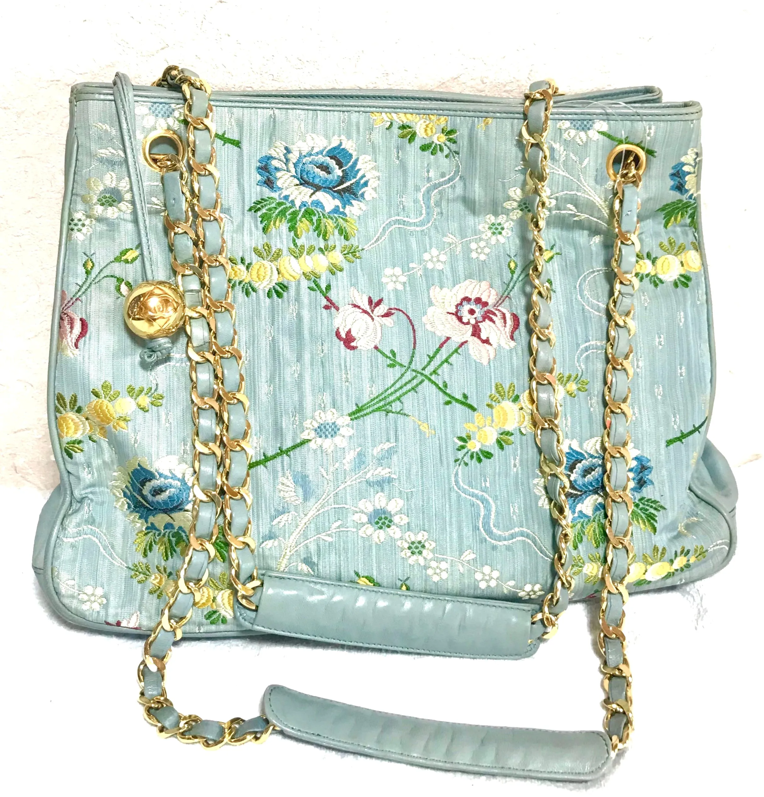 Vintage CHANEL Japanese kimono design jacquard fabric and blue leathers shoulder bag with golden CC charm. One-of-a-kind purse. 0405031re3