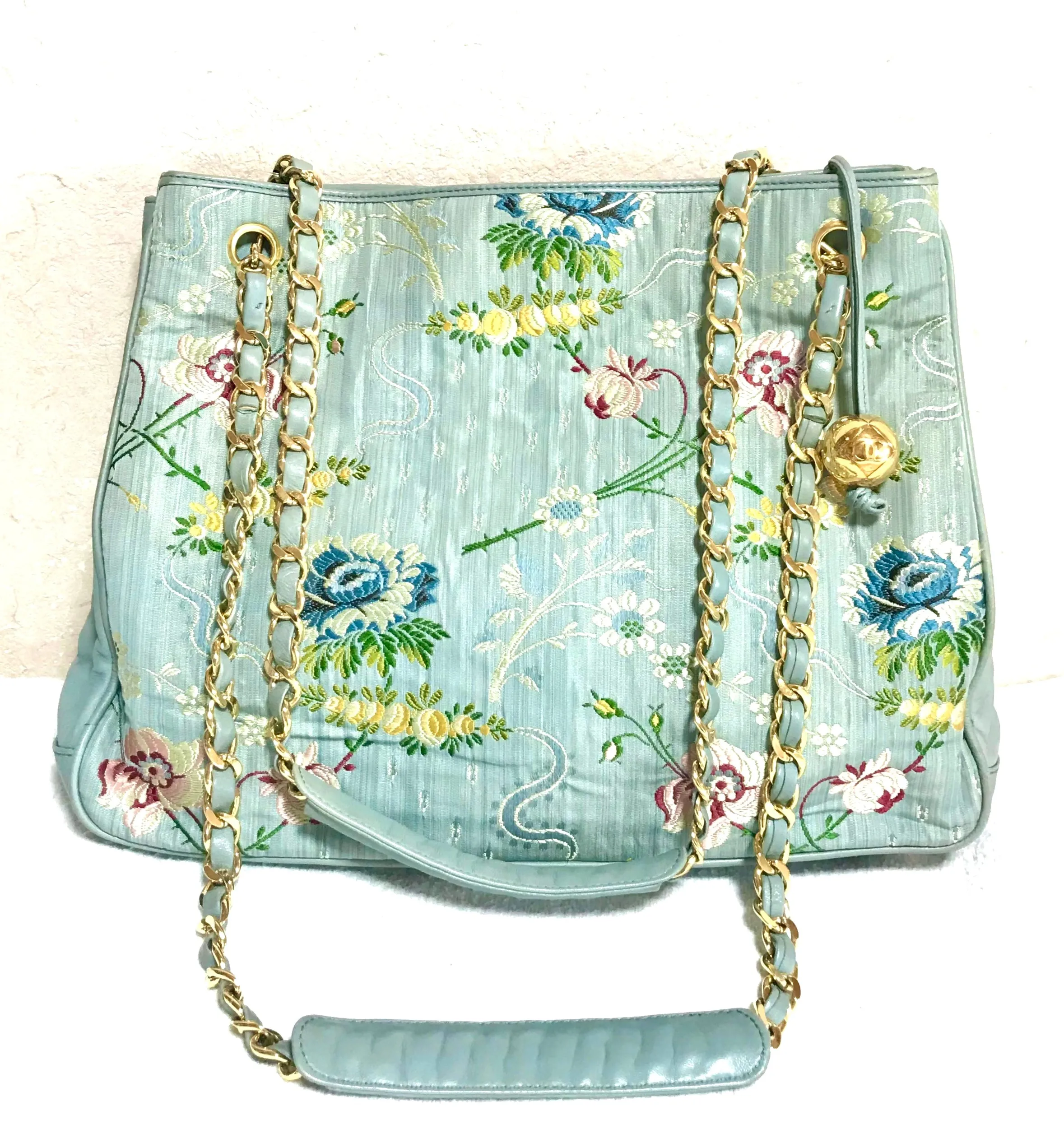 Vintage CHANEL Japanese kimono design jacquard fabric and blue leathers shoulder bag with golden CC charm. One-of-a-kind purse. 0405031re3